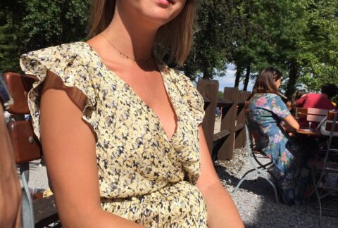 Lepa skromna devojka