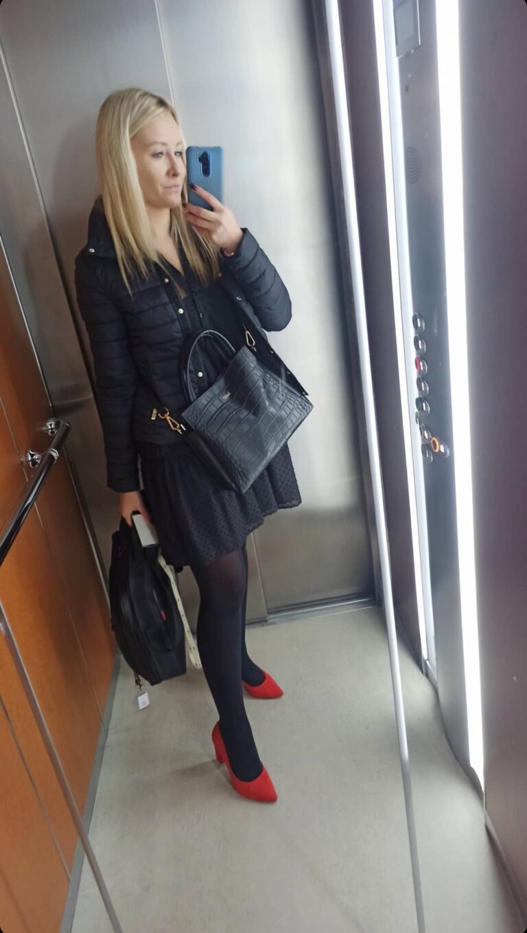 plavuša lepa i zgodna potpuno obična
